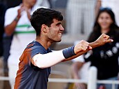 Carlos Alcaraz se raduje z výhry ve finále Roland Garros.