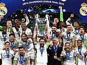 Fotbalisté Realu Madrid slaví zisk poháru v Lize mistr.