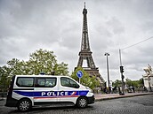 Policie ped paískou Eiffelovou ví (19. dubna 2024)