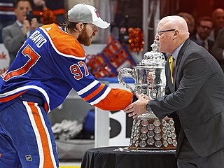 Connor McDavid (97) pebírá za Edmonton Oilers trofej pro vítze Západní...