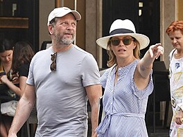 Elizabeth Banksová a Max Handelman