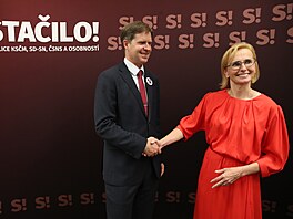 Kandidáti Kateina Konená a Ondej Dostál ze strany Stailo! po vyhláení...