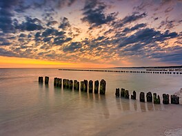 V Ustce �eka Slupia d�lí na polovinu Západní a Východní plá�, a t�ko �íct,...