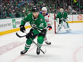 Obránce Dallasu Thomas Harley sp�chá za kotou�em ve vlastním obranném pásmu v...