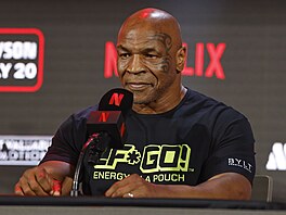 Boxer Mike Tyson b�hem p�edzápasové tiskové konference.