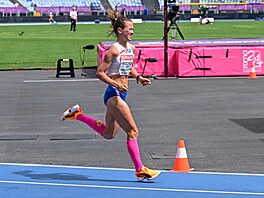 Tereza Hrochová dokon�uje na olympijském stadionu p�lmaraton.