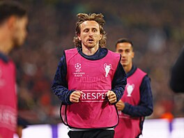 Luka Modri� z Realu Madrid se rozcvi�uje na p�ípadné st�ídání.