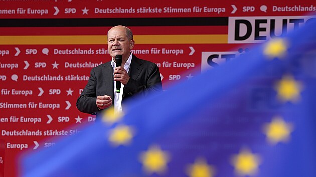 V projevu na z�v�re�n�m m�tinku sv� strany v r�mci kampan� p�ed volbami Scholz pouk�zal na incident z minul�ho t�dne, kdy mu� p�vodem z Afgh�nist�nu zabil na protiisl�msk�m shrom�d�n� policistu. (8. �ervna 2024)