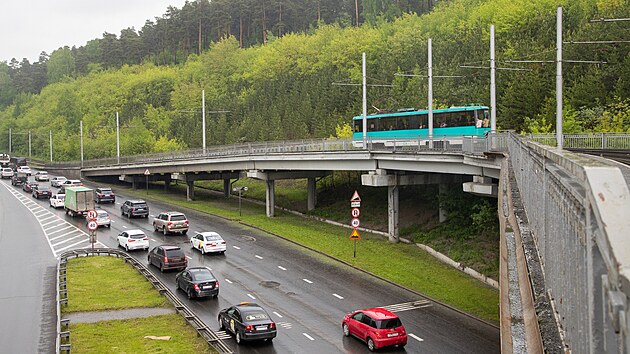 Nejm�n� jednoho mrtv�ho a v�ce ne� stovku ran�n�ch si vy��dala sr�ka tramvaj� na most� v rusk�m m�st� Kemerovo. (6. �ervna 2024)