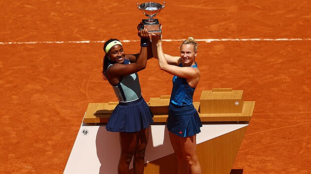 Kateina Siniakov (vpravo) a Coco Gauffov s trofej pro vtzky ensk tyhry Roland Garros.
