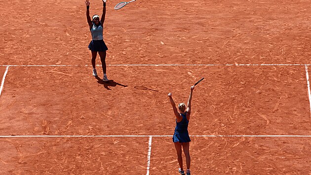 Kateina Siniakov a Coco Gauffov slav vtzstv v ensk tyhe Roland Garros.