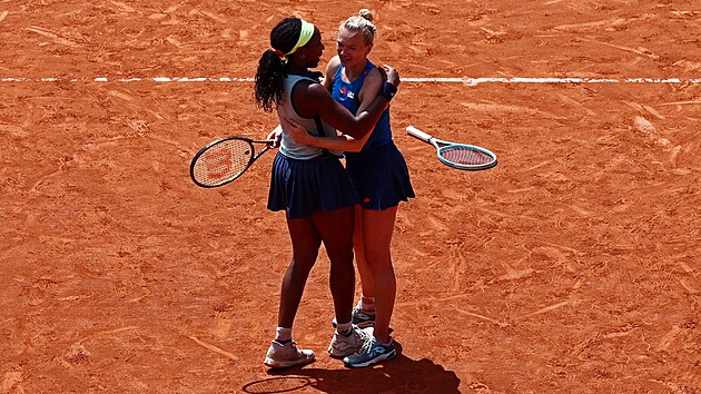 Kateina Siniakov (vpravo) a Coco Gauffov se objmaj po vtzstv v ensk tyhe Roland Garros.
