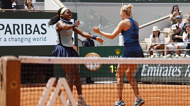 Kateina Siniakov (vpravo) a Coco Gauffov se raduj z vtzstv v ensk tyhe Roland Garros.