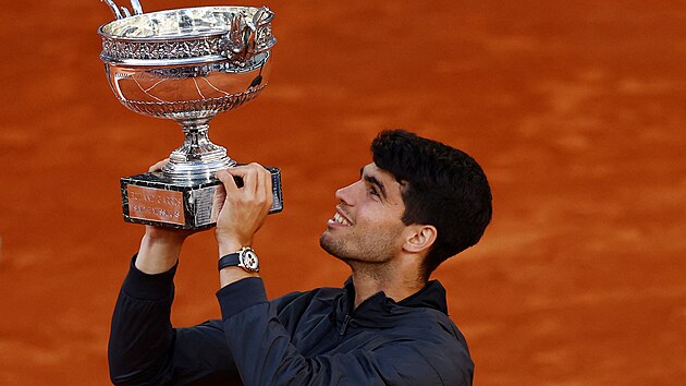 Carlos Alcaraz slav� v�hru na Roland Garros.