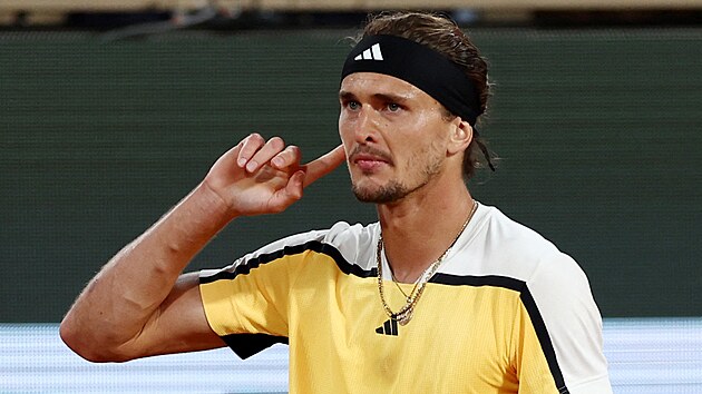 N�meck� tenista Alexander Zverev slav� zisk druh�ho setu ve �tvrtfin�le Roland Garros.