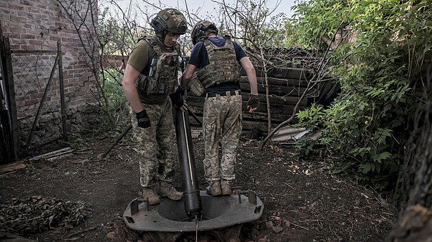 Vojci pipravuj 120mm minomet k palb na rusk pozice v Donck oblasti na Ukrajin. (4. ervna 2024)
