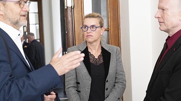 Simona Kratochv�lov� �ek� u soudu, kter� vynese rozsudek v kauze �dajn� zmanipulovan�ch sportovn�ch dotac�. (6. �ervna 2024)