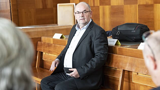 Miroslav Pelta �ek� u soudu, kter� vynese rozsudek v kauze �dajn� zmanipulovan�ch sportovn�ch dotac�. (6. �ervna 2024)