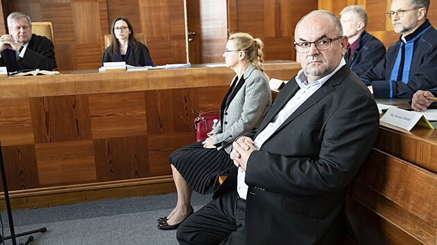 Miroslav Pelta a Simona Kratochv�lov� si u soudu vyslechli zru�en� rozsudku v kauze �dajn� zmanipulovan�ch sportovn�ch dotac�. P��pad se tak bude projedn�vat ji� pot�et�. (6. �ervna 2024)