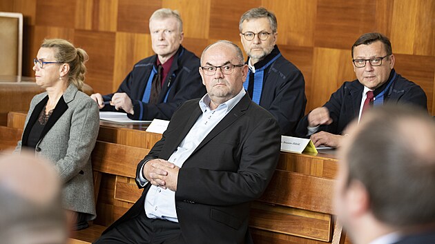 Miroslav Pelta a Simona Kratochv�lov� si u soudu vyslechli zru�en� rozsudku v kauze �dajn� zmanipulovan�ch sportovn�ch dotac�. P��pad se tak bude projedn�vat ji� pot�et�. (6. �ervna 2024)