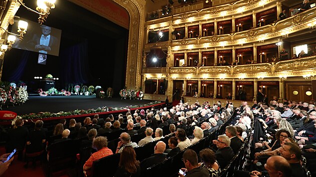 Veejnost a kolegov se v pln budov Nrodnho divadla naposledy lou s hercem a reisrem Janem Kaerem. (5. ervna 2024)