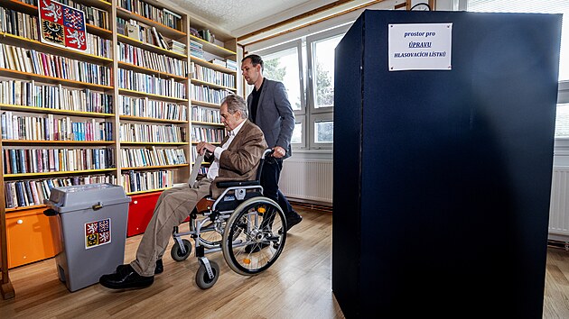 B�val� prezident Milo� Zeman v p�tek odevzdal hlas v eurovolb�ch v Z�kladn� �kole Charlotty Garrigue Masarykov� v L�nech na Kladensku. (7. �ervna 2024)