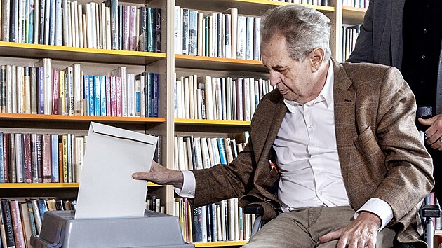 B�val� prezident Milo� Zeman v p�tek odevzdal hlas v eurovolb�ch v Z�kladn� �kole Charlotty Garrigue Masarykov� v L�nech na Kladensku. (7. �ervna 2024)