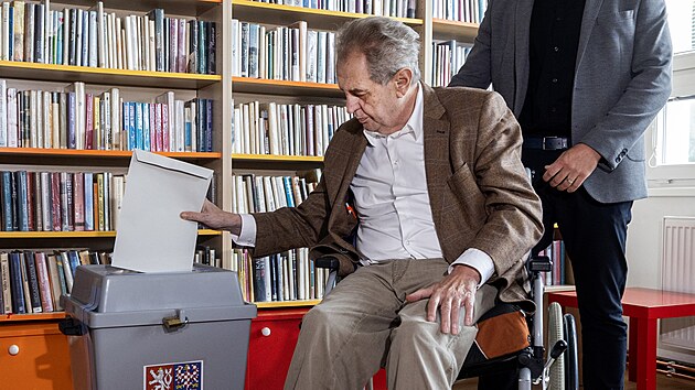 B�val� prezident Milo� Zeman v p�tek odevzdal hlas v eurovolb�ch v Z�kladn� �kole Charlotty Garrigue Masarykov� v L�nech na Kladensku. (7. �ervna 2024)