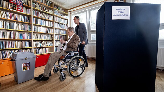 B�val� prezident Milo� Zeman v p�tek odevzdal hlas v eurovolb�ch v Z�kladn� �kole Charlotty Garrigue Masarykov� v L�nech na Kladensku. (7. �ervna 2024)