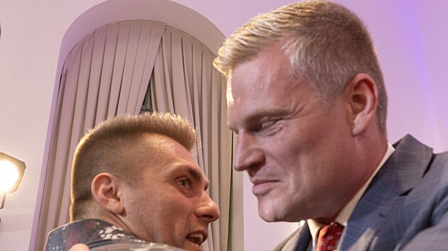 Filip Turek (v poped) neskrv radost z vsledk po vyhlen voleb ve tbu koalice Psaha a Motorist. (9. ervna 2024)