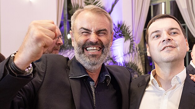 Kandidti do Evropskho parlamentu Rbert lachta (vlevo) a Petr Macinka za koalici Psaha a Motorist. (9. ervna 2024)