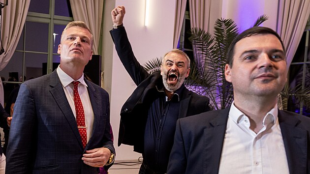 Radost ve tbu koalice Psaha a Motorist zleva Filip Turek, Rbert lachta a Petr Macinka. (9. ervna 2024)