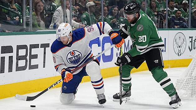 Corey Perry z Edmontonu si kryje puk ped Ryanem Suterem z Dallasu.