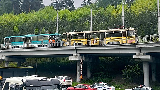 Pohled na m�sto sr�ky dvou tramvaj� v rusk�m Kemerovu. (6. �ervna 2024)