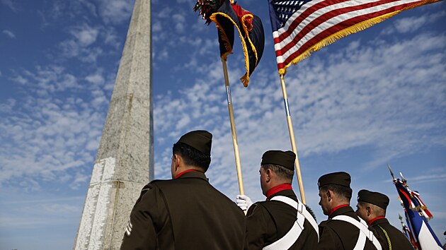 Amerit vojci pi ceremonii u monumentu pobl Omaha Beach v Normandii, kde se slav vro 80 let od vylodn spojeneckch vojsk v Normandii. (4. ervna 2024)