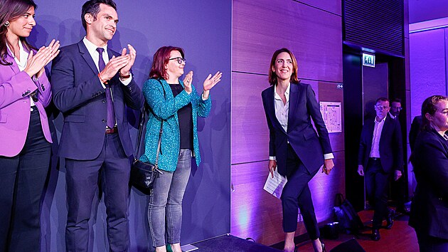 L�dryn� evropsk� kandid�tky koalice stran prezidenta Emmanuela Macrona Valerie Hayerov� ve �t�bu po vyhl�en� o�ek�van�ch v�sledk� (9. �ervna 2024)