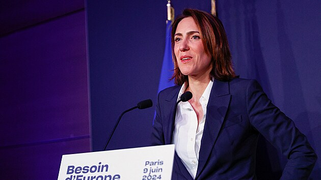 L�dryn� evropsk� kandid�tky koalice stran prezidenta Emmanuela Macrona Valerie Hayerov� ve �t�bu po vyhl�en� o�ek�van�ch v�sledk� (9. �ervna 2024)