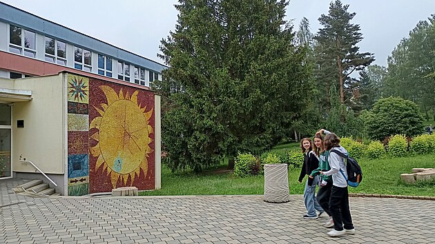 Medkova mozaika Slunce se promt do loga koly, je s n neodmysliteln spjata.