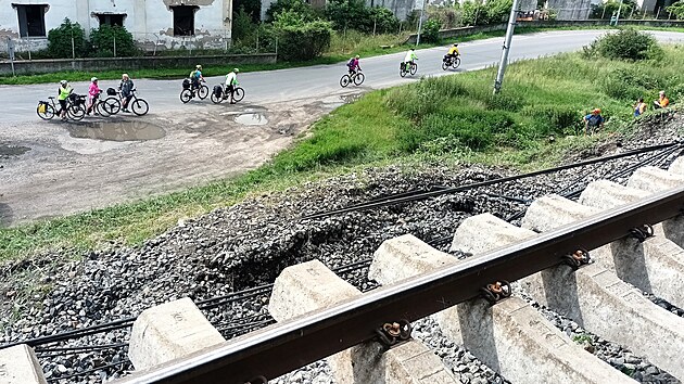 U alhostic na Litomicku se kvli podmen trati sesunula pda. Msto vlak voz cestujc autobusy. (4. ervna 2024)