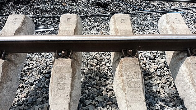 U alhostic na Litomicku se kvli podmen trati sesunula pda. Msto vlak voz cestujc autobusy. (4. ervna 2024)