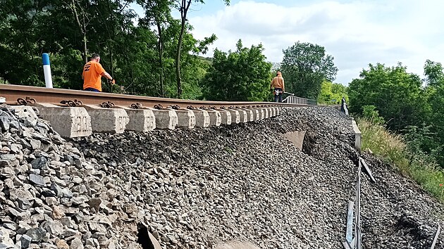 U alhostic na Litomicku se kvli podmen trati sesunula pda. Msto vlak voz cestujc autobusy. (4. ervna 2024)