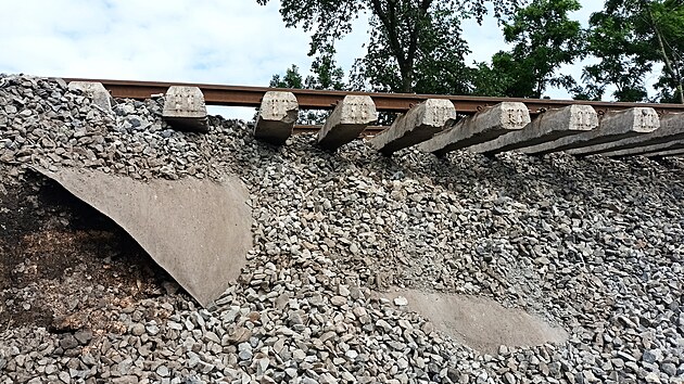 U alhostic na Litomicku se kvli podmen trati sesunula pda. Msto vlak voz cestujc autobusy. (4. ervna 2024)