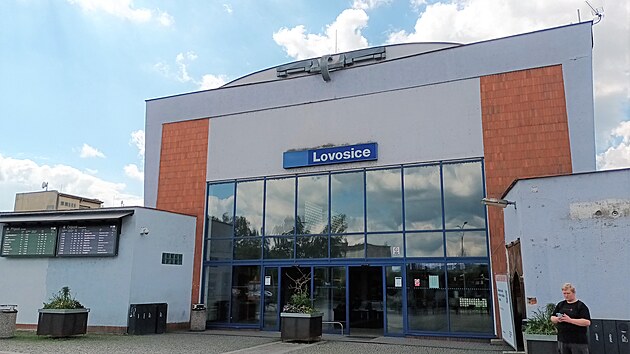 N�dra�n� budova v Lovosic�ch (kv�ten 2024)