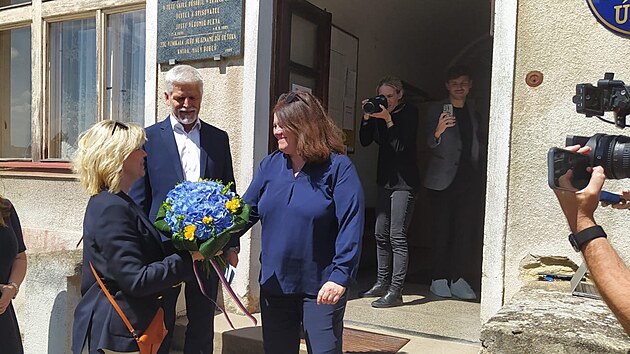 Starostka ernouku Lucie Kavnov pedala prvn dme kytici v barvch Evropsk unie. (7. ervna 2024)