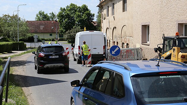 Dopravu ve Stakovicch komplikuje i skutenost, e na hlavnm tahu pracuj dlnci, kte opravuj zastaral vodovod. Prce potrvaj do konce letonho roku. V secch je proto provoz sveden do jednoho jzdnho pruhu a dopravu d stavbai.