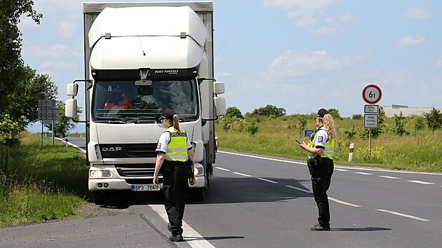 Policist pi silnin kontrole u Stakovic.