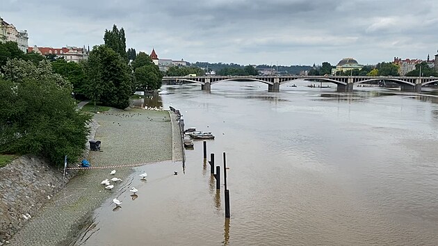 Voda v centru Prahy zaplavuje nplavky