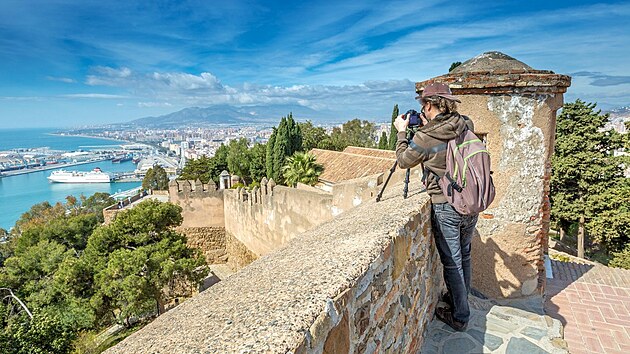Zhruba 100 kilometr� od Rondy se na pob�e�� Costa del Sol nach�z� M�laga. D�ky mezin�rodn�mu leti�ti slou�� jako vstupn� br�na do Andalusie.