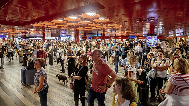 Srka vlak v Pardubicch ovlivnila provoz na eleznici. Zpsobila zpodn, cestujc ekali v hale na Hlavnm ndra v Praze. (6. ervna 2024)