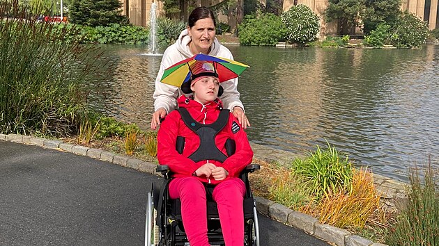 Patn�ctilet� M�a Hlav��kov� se do�kala extr�mn� drah� genov� l��by syndromu AADC v USA. (�erven 2024)